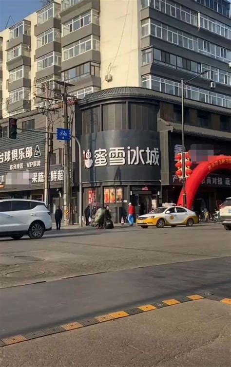 黑底白字招牌|沈阳一街道沿街店铺统一为黑底招牌，官方：定位“新中式”风格，。